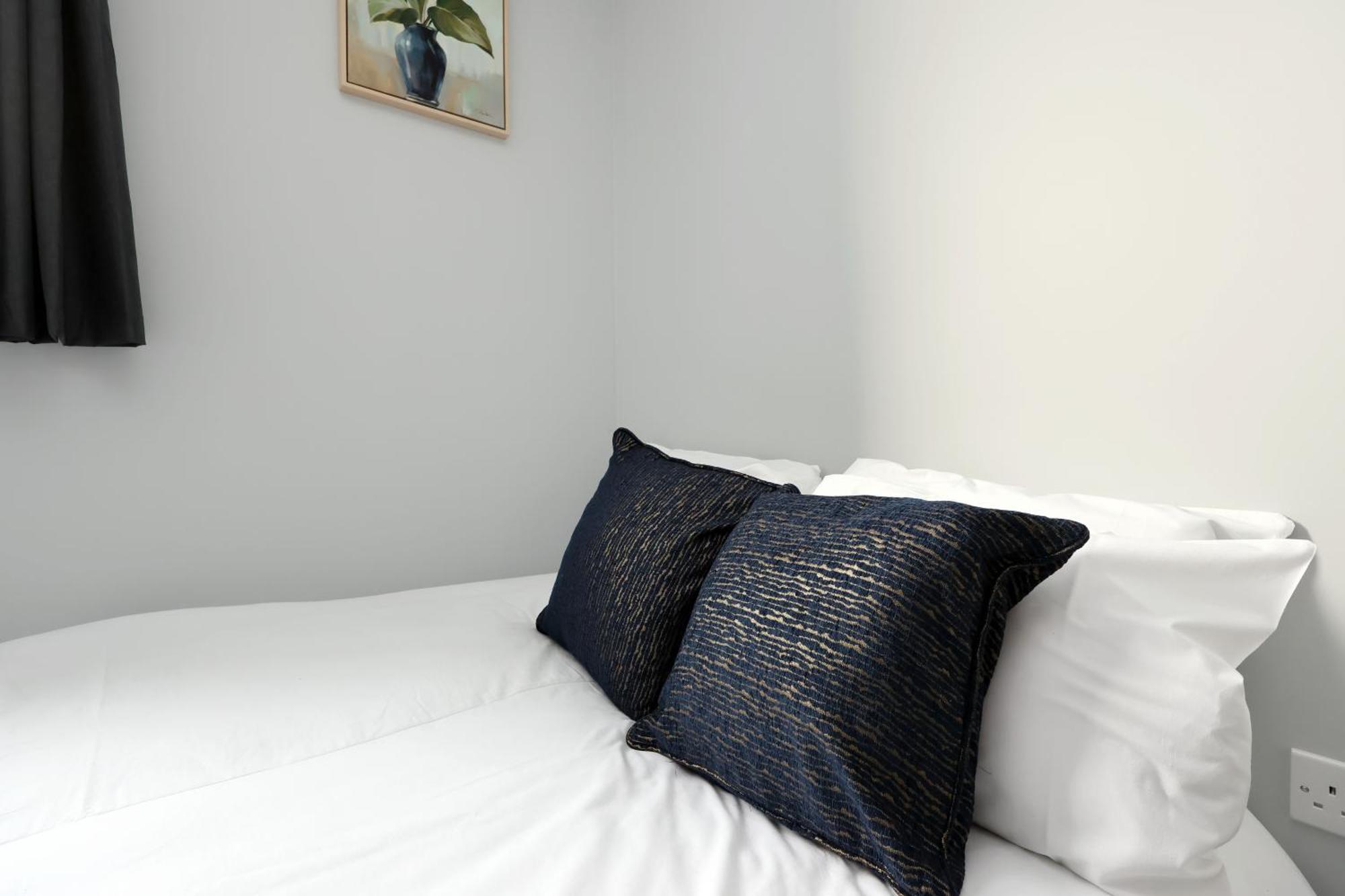 En-Suite Double Rooms, Smart Tv Comfy Style Лланелли Экстерьер фото