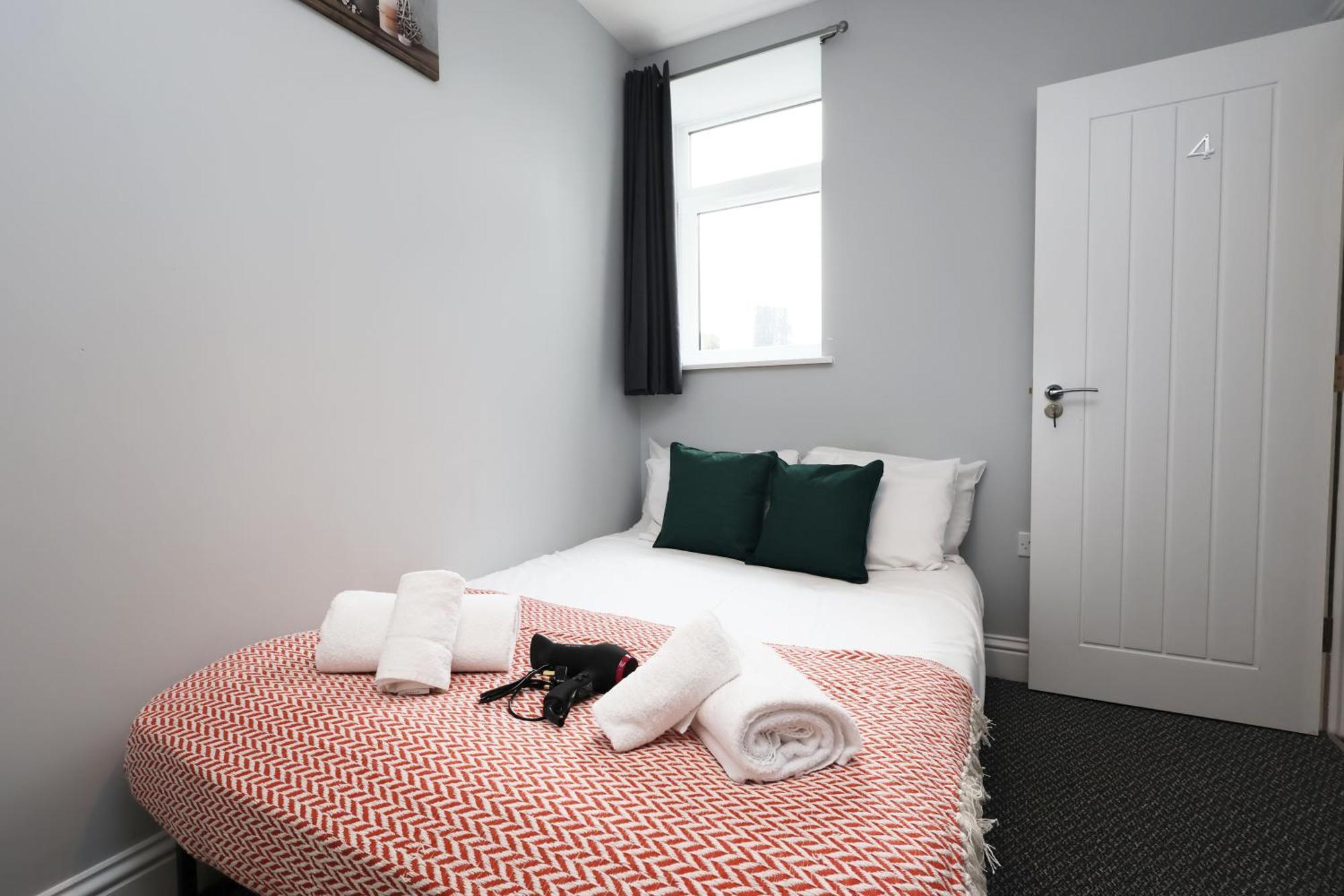 En-Suite Double Rooms, Smart Tv Comfy Style Лланелли Экстерьер фото
