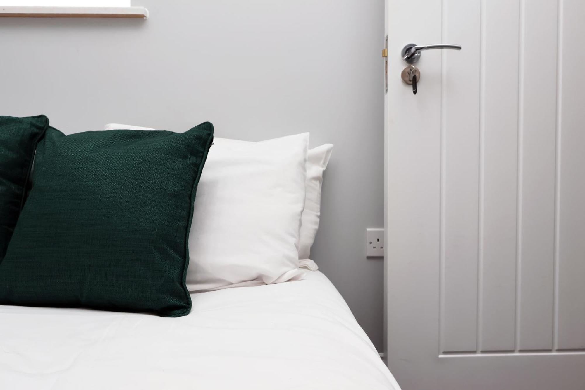 En-Suite Double Rooms, Smart Tv Comfy Style Лланелли Экстерьер фото