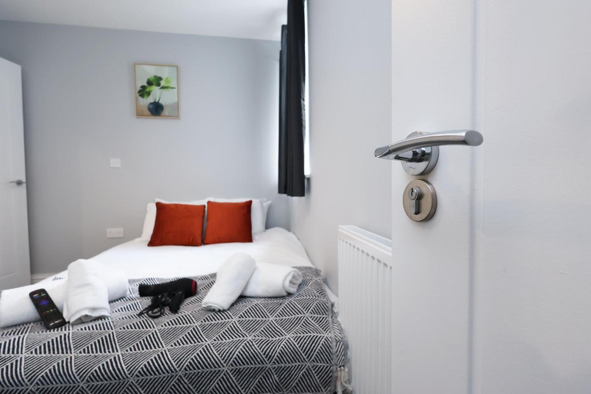 En-Suite Double Rooms, Smart Tv Comfy Style Лланелли Экстерьер фото