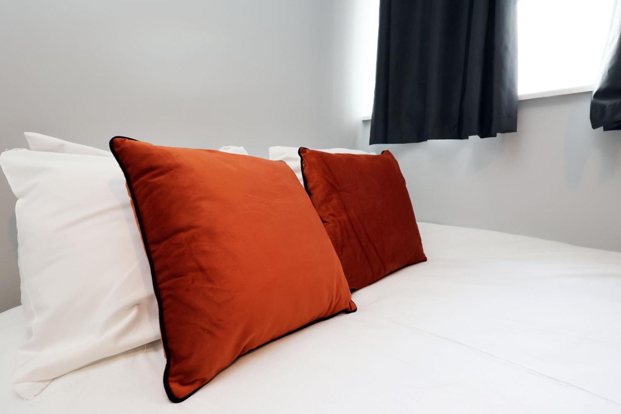 En-Suite Double Rooms, Smart Tv Comfy Style Лланелли Экстерьер фото