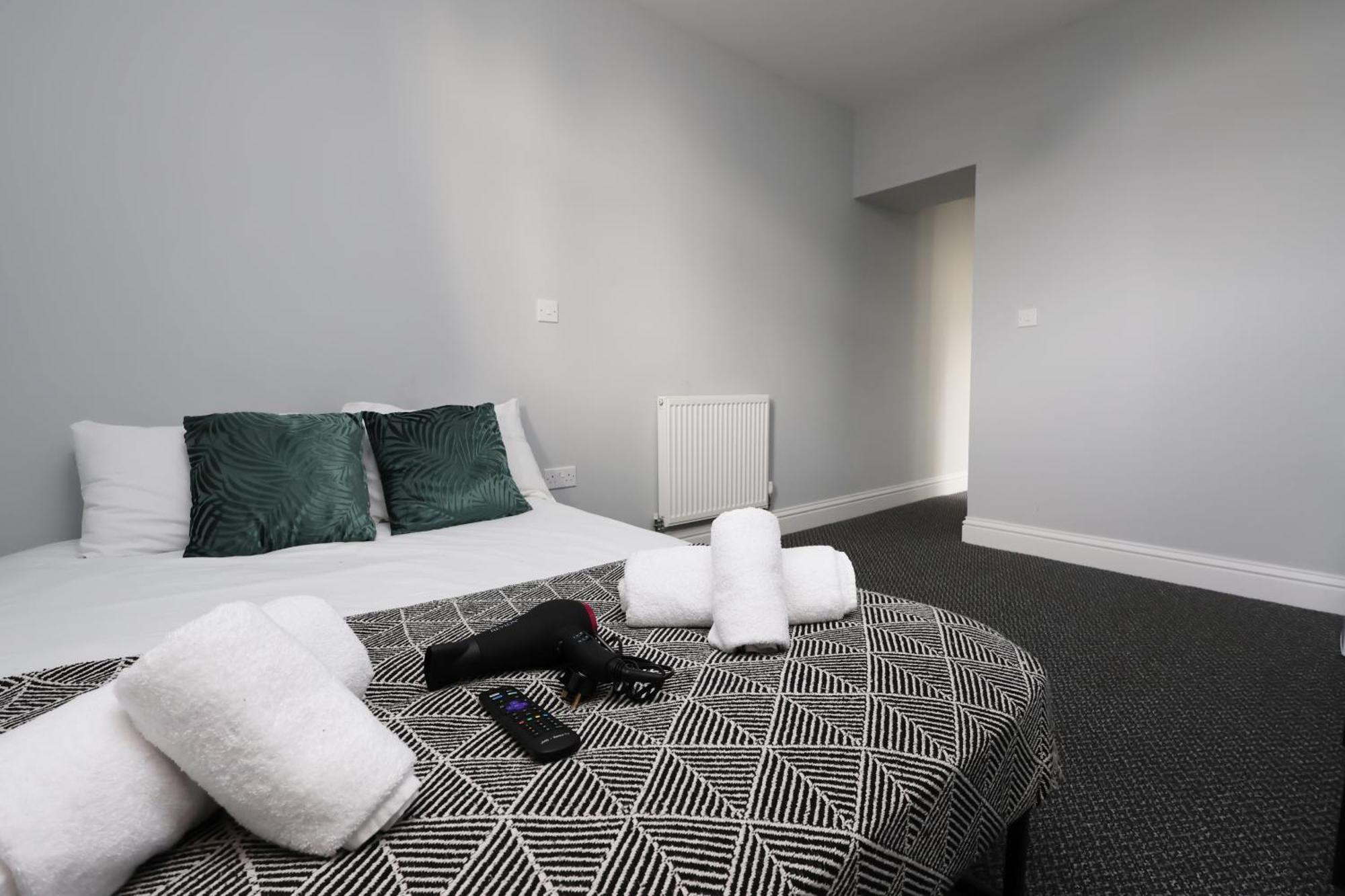 En-Suite Double Rooms, Smart Tv Comfy Style Лланелли Экстерьер фото